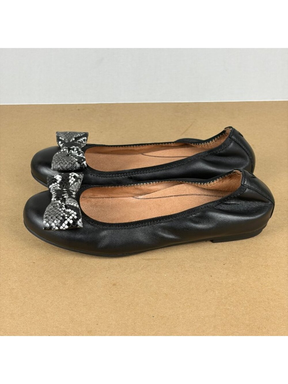 Vionic Zelda NPA Leather Snake Bow Flats Womens 6 Wide Black Gray Comfort